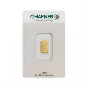 Detailaufnahme der Vorderseite eines geprägten 0,5 Gramm Goldbarrens von C. Hafner mit Logo und Reinheitsangabe.