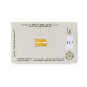 Detailaufnahme der Vorderseite eines geprägten 0,5 Gramm Goldbarrens von C. Hafner mit Logo und Reinheitsangabe.