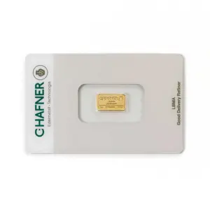 Detailaufnahme der Vorderseite eines geprägten 1 Gramm Goldbarrens von C. Hafner mit Logo und Reinheitsangabe.