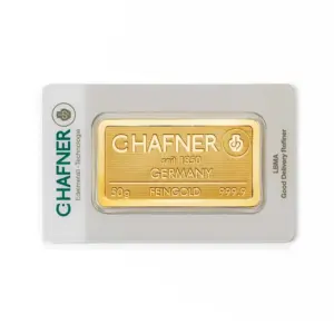 Detailaufnahme der Vorderseite eines geprägten 50 Gramm Goldbarrens von C. Hafner mit Logo, Gewicht und Reinheitsangabe.