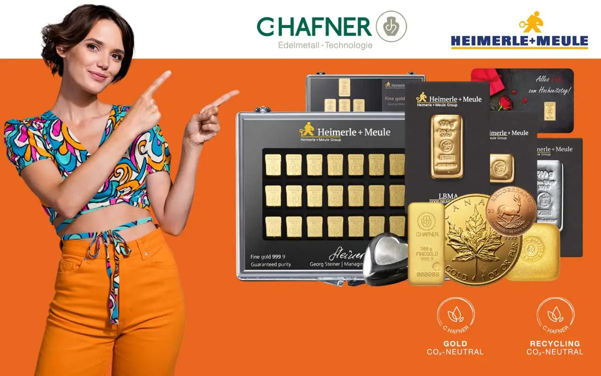 Werbegrafik von Apex Metall auf orangefarbenem Hintergrund mit einer Auswahl an Edelmetallen: Heimerle + Meule Goldbarren-Koffer, Krügerrand- und Maple-Leaf-Goldmünzen sowie C. Hafner Barren. Ergänzt durch die Logos von C. Hafner und Heimerle + Meule sowie Hinweise auf CO2-neutrales Gold und Recycling.