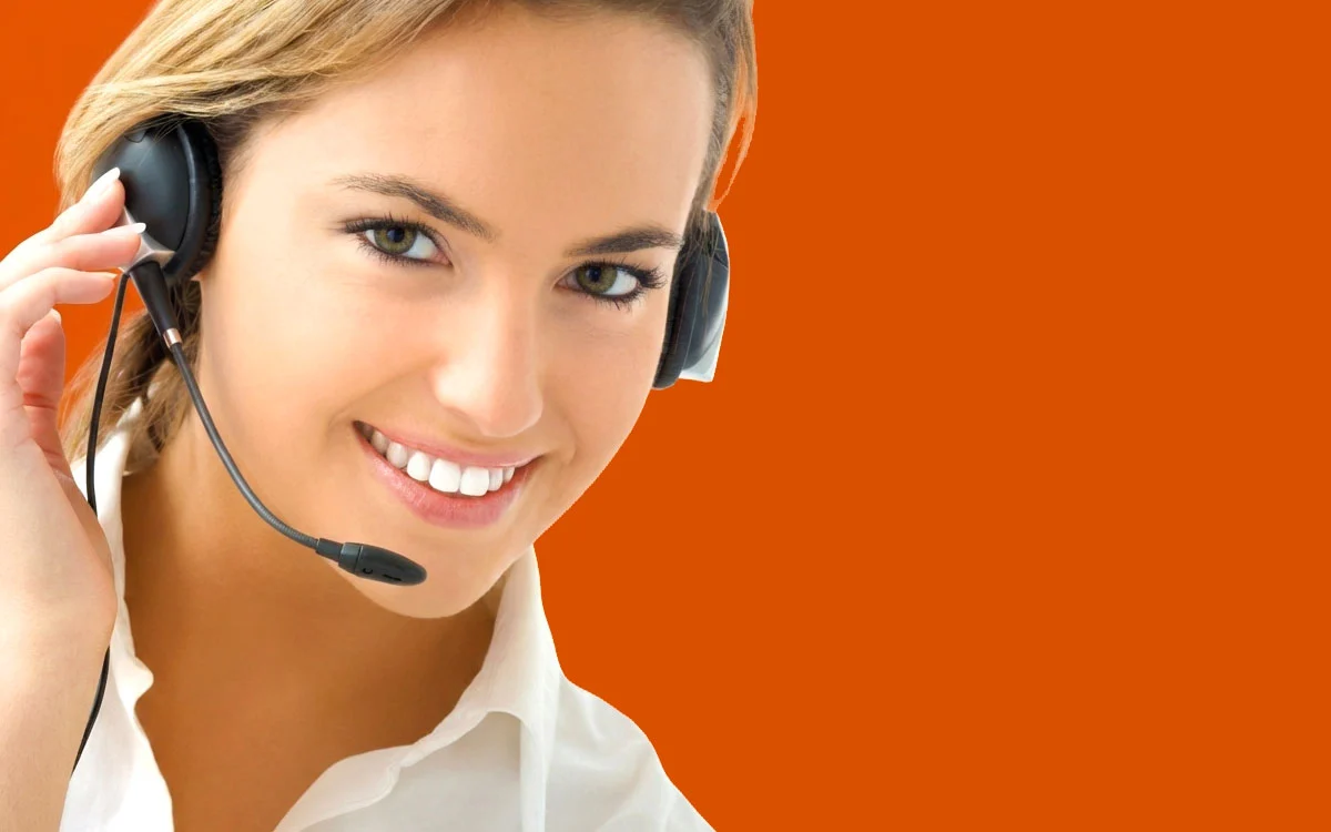 Eine stilisierte Grafik eines Headsets vor einem warmen Hintergrund als Symbol für den Kundensupport und die telefonische Beratung.