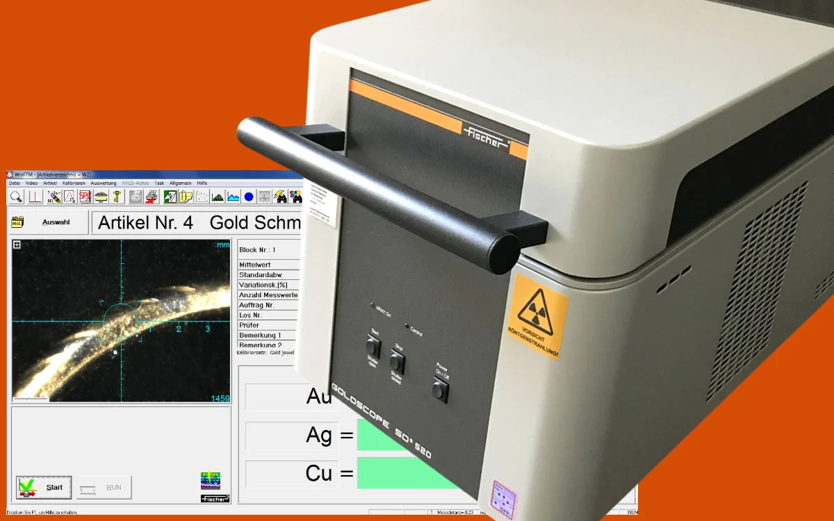 Ein professionelles Röntgenfluoreszenz-Analysegerät (Fischer GOLDSCOPE) zur Edelmetallprüfung neben einem Monitor, der die detaillierte Materialanalyse von Goldschmuck anzeigt.