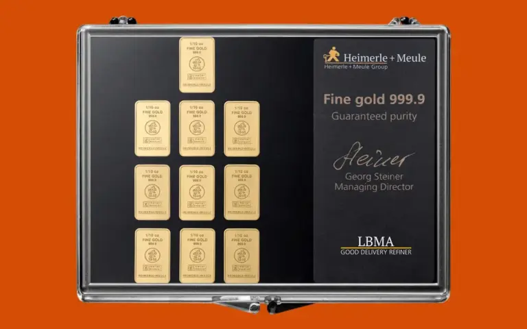 Mehrere kleine, übereinander gestapelte Feingoldbarren mit der Prägung „Fine Gold 999.9“.