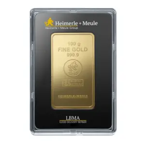 100 Gramm Goldbarren von Heimerle + Meule sicher verpackt in einer schwarzen Kapsel mit LBMA-Zertifikatshinweis.