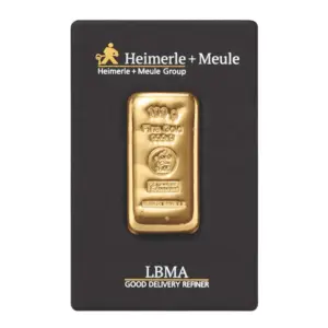 Gegossener 100 Gramm Goldbarren von Heimerle + Meule sicher verpackt in einer schwarzen Blisterkarte mit LBMA-Hinweis.