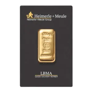 Gegossener 250 Gramm Goldbarren von Heimerle + Meule sicher verpackt in einer schwarzen Blisterkarte mit LBMA-Hinweis.
