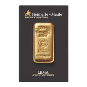 Gegossener 500 Gramm Goldbarren von Heimerle + Meule sicher verpackt in einer schwarzen CertiCard mit LBMA-Hinweis.