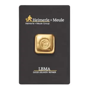 Gegossener 50 Gramm Goldbarren von Heimerle + Meule sicher verpackt in einer schwarzen Blisterkarte mit LBMA-Hinweis.