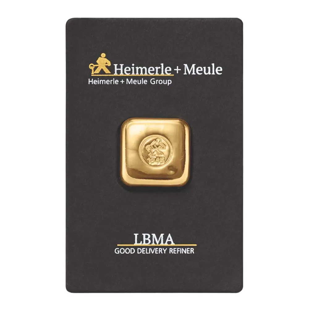 Gegossener 50 Gramm Goldbarren von Heimerle + Meule sicher verpackt in einer schwarzen Blisterkarte mit LBMA-Hinweis.