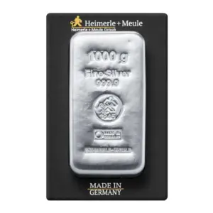 Gegossener 1000 g Silberbarren von Heimerle + Meule in einer schwarzen CertiCard mit „Made in Germany“-Prägung.