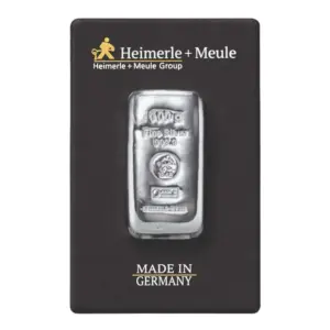 Gegossener 100 g Silberbarren von Heimerle + Meule in einer schwarzen CertiCard mit „Made in Germany“-Prägung.