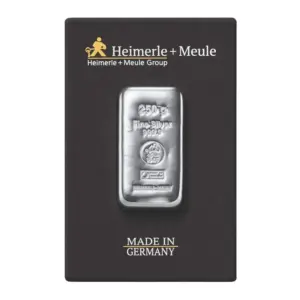 Gegossener 250 g Silberbarren von Heimerle + Meule in einer schwarzen CertiCard mit „Made in Germany“-Prägung.