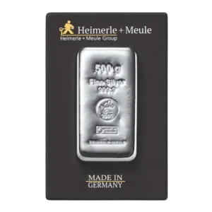 Gegossener 500 g Silberbarren von Heimerle + Meule in einer schwarzen CertiCard mit „Made in Germany“-Prägung.