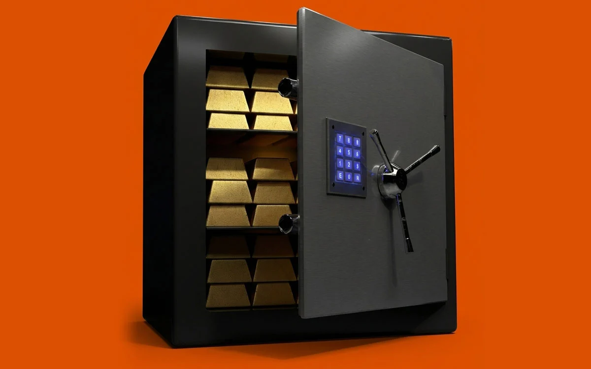Ein symbolisches Vorhängeschloss vor mehreren gestapelten Goldbarren, das die Sicherheit und den Schutz von Edelmetallen darstellt.