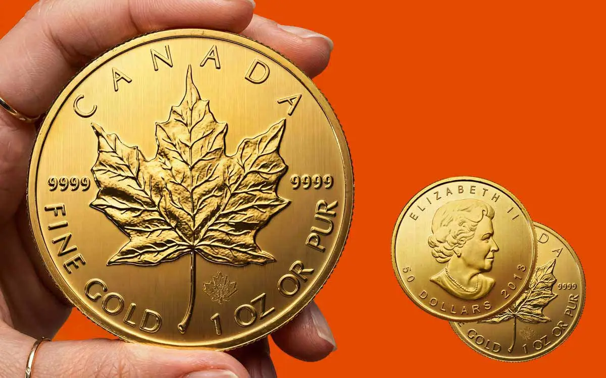 Eine Reihe prägefrischer kanadischer Maple Leaf Goldmünzen (1oz, Feingold 999.9) auf einer dunklen, reflektierenden Oberfläche. Symbol für Liquidität und Vermögenssicherung durch physisches Anlagegold, erhältlich bei Apex Metall in Berlin.